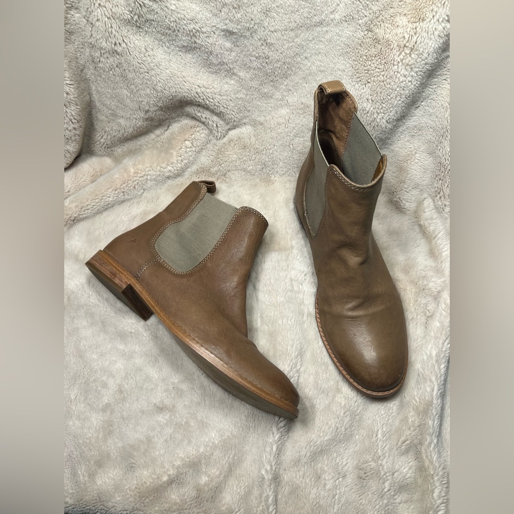 Frye Anna Chelsea Boot color Ash Size 8